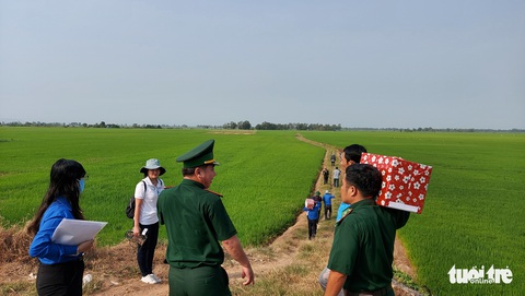 Thăm và tặng quà cho 177 chốt phòng chống dịch ở An Giang - Ảnh 2. Thăm và tặng quà cho 177 chốt phòng chống dịch ở An Giang - Ảnh 2.
