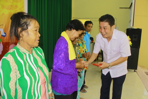 300 phần quà tết đến với bà con Khmer nghèo ở Sóc Trăng - Ảnh 4. 300 phần quà tết đến với bà con Khmer nghèo ở Sóc Trăng - Ảnh 4.
