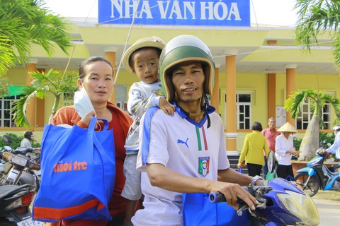 300 phần quà tết đến với bà con Khmer nghèo ở Sóc Trăng - Ảnh 1. 300 phần quà tết đến với bà con Khmer nghèo ở Sóc Trăng - Ảnh 1.