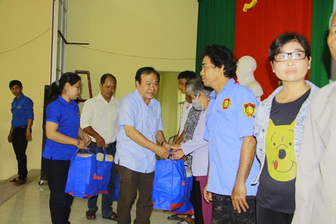 300 phần quà tết đến với bà con Khmer nghèo ở Sóc Trăng - Ảnh 2. 300 phần quà tết đến với bà con Khmer nghèo ở Sóc Trăng - Ảnh 2.