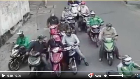 Đề phòng cướp giật, đi xe nhớ nhìn gương chiếu hậu - Ảnh 1. Đề phòng cướp giật, đi xe nhớ nhìn gương chiếu hậu - Ảnh 1.