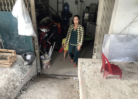 TP.HCM: Nâng đường khiến nhà dân thành hầm, quận huyện phải tính toán hỗ trợ từng nhà - Ảnh 1. TP.HCM: Nâng đường khiến nhà dân thành hầm, quận huyện phải tính toán hỗ trợ từng nhà - Ảnh 1.