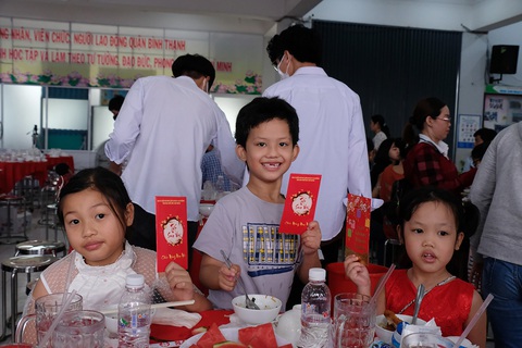 Mang tết đến công nhân xa quê - Ảnh 1. Mang tết đến công nhân xa quê - Ảnh 1.