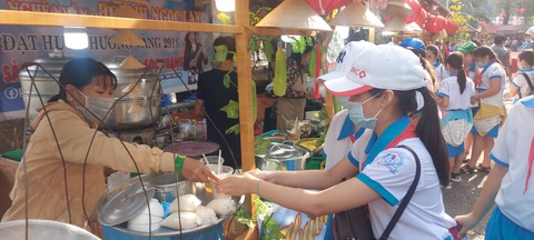 Học trò Cần Thơ đi hội chợ xuân học làm văn - Ảnh 4. Học trò Cần Thơ đi hội chợ xuân học làm văn - Ảnh 4.