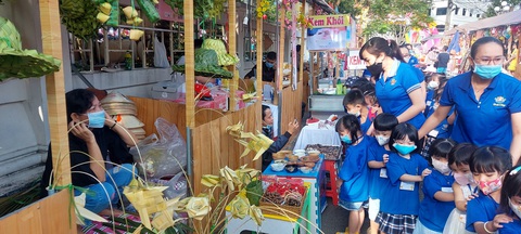 Học trò Cần Thơ đi hội chợ xuân học làm văn - Ảnh 2. Học trò Cần Thơ đi hội chợ xuân học làm văn - Ảnh 2.