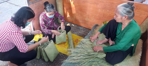 Học trò Cần Thơ đi hội chợ xuân học làm văn - Ảnh 5. Học trò Cần Thơ đi hội chợ xuân học làm văn - Ảnh 5.
