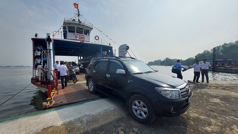 Miền Tây ngày tết lại qua sông lụy phà vì... thiếu phà - Ảnh 1. Miền Tây ngày tết lại qua sông lụy phà vì... thiếu phà - Ảnh 1.