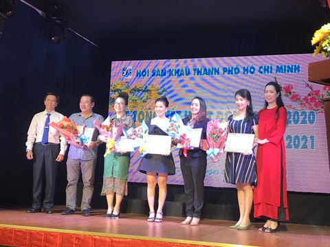 Mút chỉ mút cà tha được trao giải A, nghệ sĩ Ái Như nhận giải nữ diễn viên xuất sắc - Ảnh 3. Mút chỉ mút cà tha được trao giải A, nghệ sĩ Ái Như nhận giải nữ diễn viên xuất sắc - Ảnh 3.