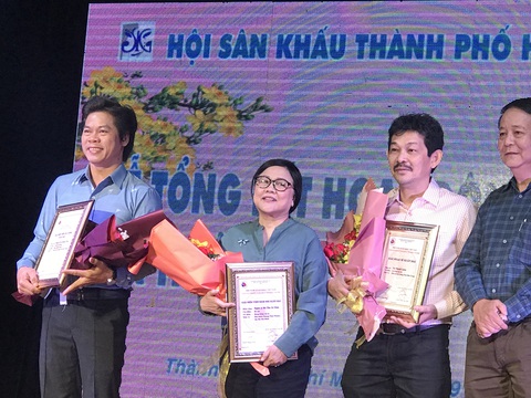 Mút chỉ mút cà tha được trao giải A, nghệ sĩ Ái Như nhận giải nữ diễn viên xuất sắc - Ảnh 4. Mút chỉ mút cà tha được trao giải A, nghệ sĩ Ái Như nhận giải nữ diễn viên xuất sắc - Ảnh 4.