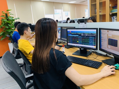 Khối ngoại, công ty niêm yết nô nức gom cổ phiếu rớt giá - Ảnh 1. Khối ngoại, công ty niêm yết nô nức gom cổ phiếu rớt giá - Ảnh 1.