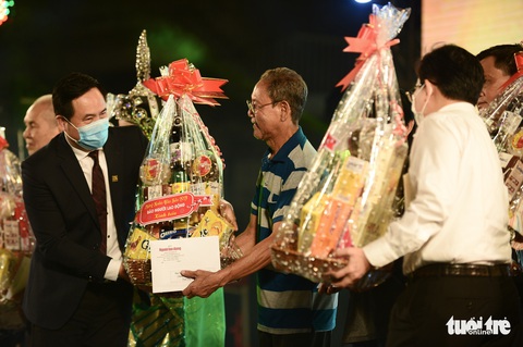 Ngô Kiến Huy, Vũ Cát Tường... hát phục vụ công nhân, người dân TP.HCM - Ảnh 6. Ngô Kiến Huy, Vũ Cát Tường... hát phục vụ công nhân, người dân TP.HCM - Ảnh 6.
