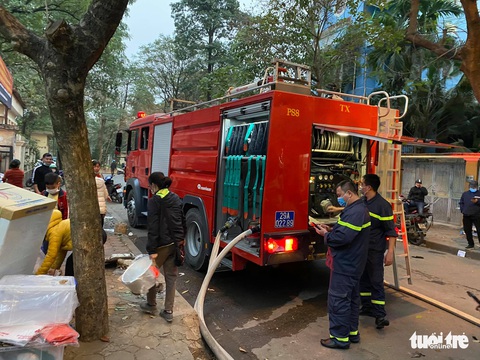 Cháy chợ Xanh Linh Đàm, nhiều tiểu thương hoảng loạn tháo chạy - Ảnh 4. Cháy chợ Xanh Linh Đàm, nhiều tiểu thương hoảng loạn tháo chạy - Ảnh 4.