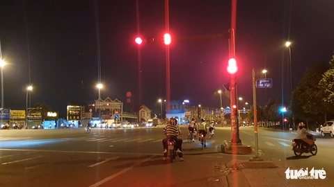 Người đi xe đạp vô tư chạy vào làn ôtô, vượt đèn đỏ trên đường Phạm Văn Đồng - Ảnh 2. Người đi xe đạp vô tư chạy vào làn ôtô, vượt đèn đỏ trên đường Phạm Văn Đồng - Ảnh 2.