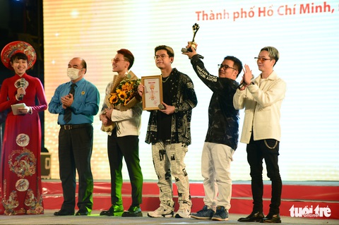 Ngô Kiến Huy, Vũ Cát Tường... hát phục vụ công nhân, người dân TP.HCM - Ảnh 4. Ngô Kiến Huy, Vũ Cát Tường... hát phục vụ công nhân, người dân TP.HCM - Ảnh 4.