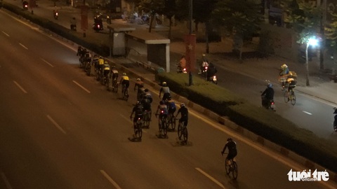 Người đi xe đạp vô tư chạy vào làn ôtô, vượt đèn đỏ trên đường Phạm Văn Đồng - Ảnh 3. Người đi xe đạp vô tư chạy vào làn ôtô, vượt đèn đỏ trên đường Phạm Văn Đồng - Ảnh 3.