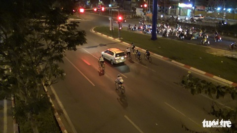 Người đi xe đạp vô tư chạy vào làn ôtô, vượt đèn đỏ trên đường Phạm Văn Đồng - Ảnh 4. Người đi xe đạp vô tư chạy vào làn ôtô, vượt đèn đỏ trên đường Phạm Văn Đồng - Ảnh 4.