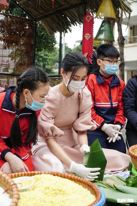 Hoa hậu Đỗ Thị Hà, Lương Thùy Linh gói bánh chưng tặng trẻ em vùng lũ - Ảnh 2. Hoa hậu Đỗ Thị Hà, Lương Thùy Linh gói bánh chưng tặng trẻ em vùng lũ - Ảnh 2.