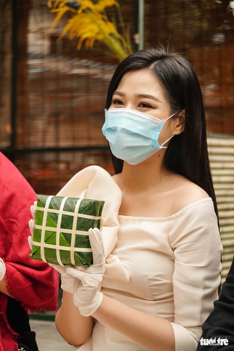 Hoa hậu Đỗ Thị Hà, Lương Thùy Linh gói bánh chưng tặng trẻ em vùng lũ - Ảnh 3. Hoa hậu Đỗ Thị Hà, Lương Thùy Linh gói bánh chưng tặng trẻ em vùng lũ - Ảnh 3.