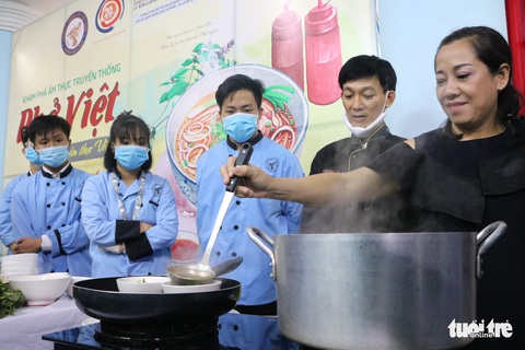 Hoa hồi vàng dạy sinh viên nấu phở ngon - Ảnh 2. Hoa hồi vàng dạy sinh viên nấu phở ngon - Ảnh 2.