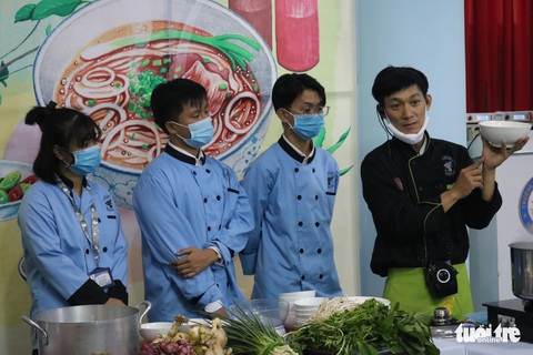 Hoa hồi vàng dạy sinh viên nấu phở ngon - Ảnh 5. Hoa hồi vàng dạy sinh viên nấu phở ngon - Ảnh 5.