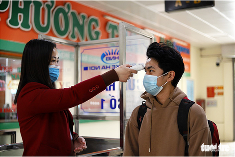 Hành khách Hà Nội phải đeo khẩu trang, đo thân nhiệt, khai báo y tế khi lên xe - Ảnh 1. Hành khách Hà Nội phải đeo khẩu trang, đo thân nhiệt, khai báo y tế khi lên xe - Ảnh 1.