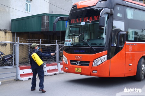 Hành khách Hà Nội phải đeo khẩu trang, đo thân nhiệt, khai báo y tế khi lên xe - Ảnh 3. Hành khách Hà Nội phải đeo khẩu trang, đo thân nhiệt, khai báo y tế khi lên xe - Ảnh 3.