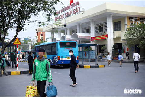 Hành khách Hà Nội phải đeo khẩu trang, đo thân nhiệt, khai báo y tế khi lên xe - Ảnh 2. Hành khách Hà Nội phải đeo khẩu trang, đo thân nhiệt, khai báo y tế khi lên xe - Ảnh 2.