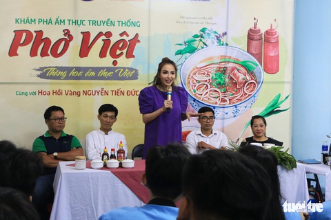 Hoa hồi vàng dạy sinh viên nấu phở ngon - Ảnh 3. Hoa hồi vàng dạy sinh viên nấu phở ngon - Ảnh 3.