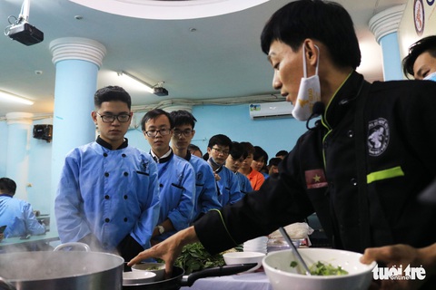 Hoa hồi vàng dạy sinh viên nấu phở ngon - Ảnh 1. Hoa hồi vàng dạy sinh viên nấu phở ngon - Ảnh 1.
