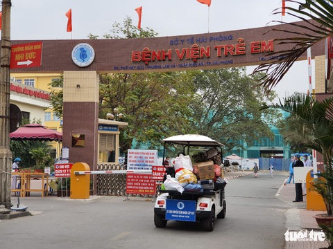 Người dân tranh thủ tiếp tế cho người thân trong khu vực phong tỏa - Ảnh 5. Người dân tranh thủ tiếp tế cho người thân trong khu vực phong tỏa - Ảnh 5.