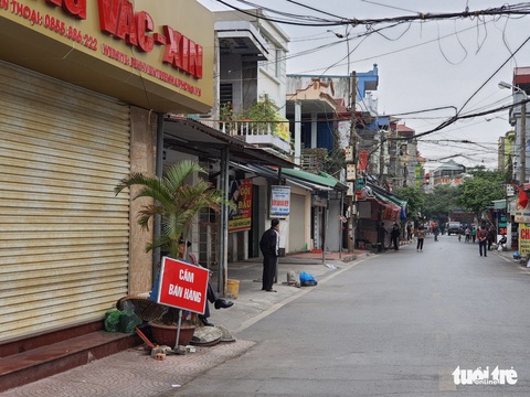 Người dân tranh thủ tiếp tế cho người thân trong khu vực phong tỏa - Ảnh 6. Người dân tranh thủ tiếp tế cho người thân trong khu vực phong tỏa - Ảnh 6.