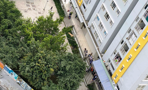 Vì sao chi cục trưởng Chi cục Thi hành án dân sự quận Bình Tân rơi lầu tử vong? - Ảnh 1. Vì sao chi cục trưởng Chi cục Thi hành án dân sự quận Bình Tân rơi lầu tử vong? - Ảnh 1.