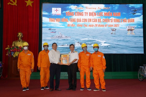 Điện lực Miền Nam trao quà xuân cho con em chiến sĩ Vùng 2 Hải quân - Ảnh 3. Điện lực Miền Nam trao quà xuân cho con em chiến sĩ Vùng 2 Hải quân - Ảnh 3.