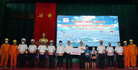 Điện lực Miền Nam trao quà xuân cho con em chiến sĩ Vùng 2 Hải quân - Ảnh 1. Điện lực Miền Nam trao quà xuân cho con em chiến sĩ Vùng 2 Hải quân - Ảnh 1.