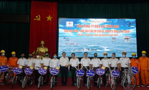 Điện lực Miền Nam trao quà xuân cho con em chiến sĩ Vùng 2 Hải quân - Ảnh 2. Điện lực Miền Nam trao quà xuân cho con em chiến sĩ Vùng 2 Hải quân - Ảnh 2.