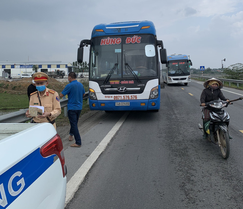 Tạm giữ xe khách trống, khẩn trương truy vết 50 khách xuống xe dọc đường - Ảnh 1. Tạm giữ xe khách trống, khẩn trương truy vết 50 khách xuống xe dọc đường - Ảnh 1.