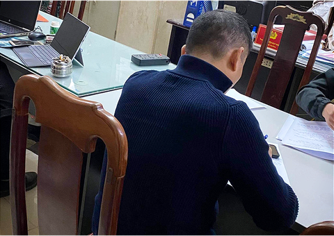 Tài xế đánh gãy răng nam thanh niên nhắc mình dừng đèn đỏ lâu khai gì? - Ảnh 1. Tài xế đánh gãy răng nam thanh niên nhắc mình dừng đèn đỏ lâu khai gì? - Ảnh 1.