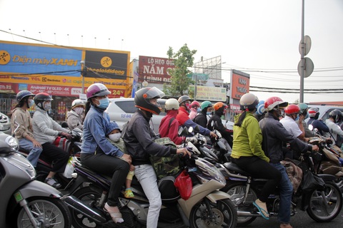 Từ 16h chiều 3-1, cửa ngõ miền Tây của Sài Gòn đông dần, trái cây, gà qué đu xe - Ảnh 2. Từ 16h chiều 3-1, cửa ngõ miền Tây của Sài Gòn đông dần, trái cây, gà qué đu xe - Ảnh 2.