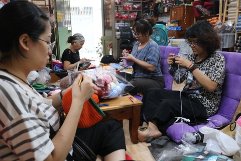 Hội chị em móc mũ len, gửi ấm lên vùng cao tặng các em nhỏ - Ảnh 2. Hội chị em móc mũ len, gửi ấm lên vùng cao tặng các em nhỏ - Ảnh 2.