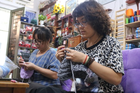 Hội chị em móc mũ len, gửi ấm lên vùng cao tặng các em nhỏ - Ảnh 3. Hội chị em móc mũ len, gửi ấm lên vùng cao tặng các em nhỏ - Ảnh 3.