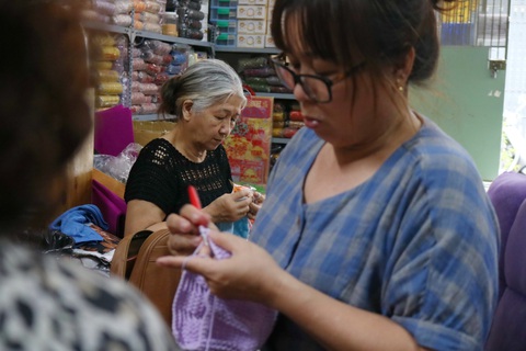 Hội chị em móc mũ len, gửi ấm lên vùng cao tặng các em nhỏ - Ảnh 4. Hội chị em móc mũ len, gửi ấm lên vùng cao tặng các em nhỏ - Ảnh 4.
