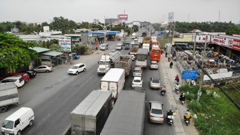 Đường miền Tây về Sài Gòn đã chật, xe đò, xe buýt còn đua nhau bít làn xe máy - Ảnh 3. Đường miền Tây về Sài Gòn đã chật, xe đò, xe buýt còn đua nhau bít làn xe máy - Ảnh 3.