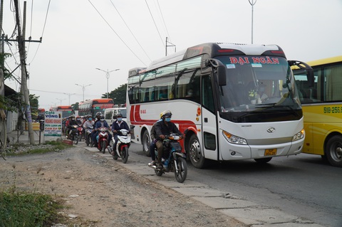 Đường miền Tây về Sài Gòn đã chật, xe đò, xe buýt còn đua nhau bít làn xe máy - Ảnh 4. Đường miền Tây về Sài Gòn đã chật, xe đò, xe buýt còn đua nhau bít làn xe máy - Ảnh 4.