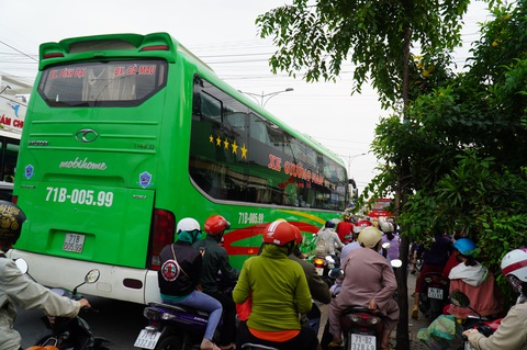 Đường miền Tây về Sài Gòn đã chật, xe đò, xe buýt còn đua nhau bít làn xe máy - Ảnh 1. Đường miền Tây về Sài Gòn đã chật, xe đò, xe buýt còn đua nhau bít làn xe máy - Ảnh 1.