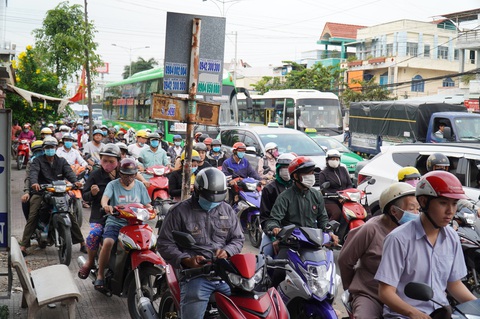 Đường miền Tây về Sài Gòn đã chật, xe đò, xe buýt còn đua nhau bít làn xe máy - Ảnh 5. Đường miền Tây về Sài Gòn đã chật, xe đò, xe buýt còn đua nhau bít làn xe máy - Ảnh 5.