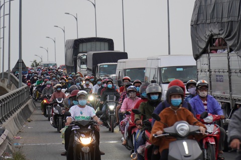 Đường miền Tây về Sài Gòn đã chật, xe đò, xe buýt còn đua nhau bít làn xe máy - Ảnh 8. Đường miền Tây về Sài Gòn đã chật, xe đò, xe buýt còn đua nhau bít làn xe máy - Ảnh 8.