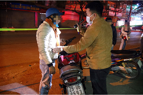 Tết dương lịch, nhiều tài xế nồng độ cồn cao ngất ngưởng bị phạt khủng - Ảnh 2. Tết dương lịch, nhiều tài xế nồng độ cồn cao ngất ngưởng bị phạt khủng - Ảnh 2.