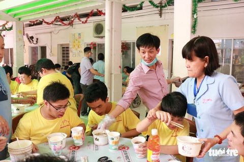 Nấu phở ngon, trao quà và lì xì cho 200 em mồ côi, khuyết tật - Ảnh 1. Nấu phở ngon, trao quà và lì xì cho 200 em mồ côi, khuyết tật - Ảnh 1.