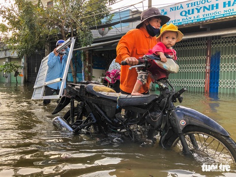 Trời không mưa, triều cường không cao, đường ở Thủ Đức vẫn ngập cả mét - Ảnh 6. Trời không mưa, triều cường không cao, đường ở Thủ Đức vẫn ngập cả mét - Ảnh 6.