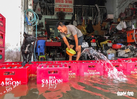 Trời không mưa, triều cường không cao, đường ở Thủ Đức vẫn ngập cả mét - Ảnh 11. Trời không mưa, triều cường không cao, đường ở Thủ Đức vẫn ngập cả mét - Ảnh 11.